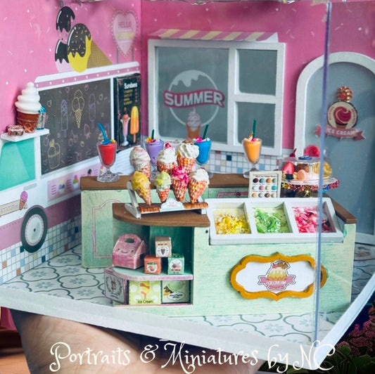 🍦Miniature 1/24 Scale Ice Cream Shop – Light-Up Collectible with Dust Cover🍦