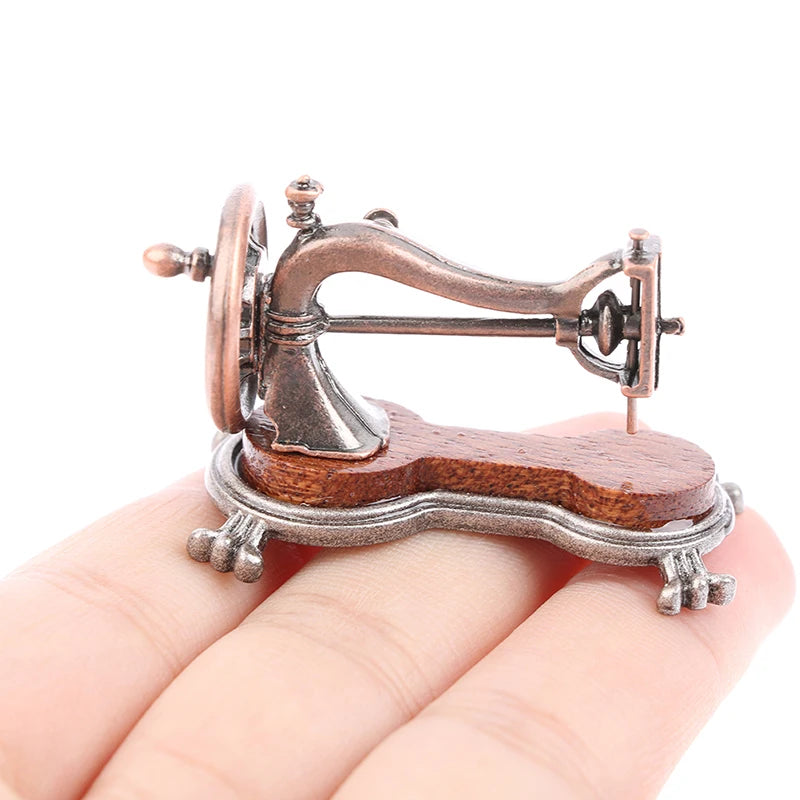 1:12 Scale Dollhouse Vintage Miniature Sewing Machine in hand44692281819370