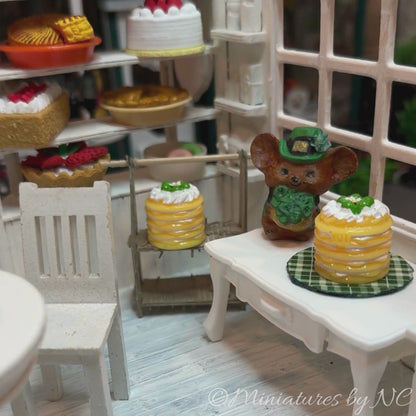 Miniature St. Patricks Mouse with Cake
