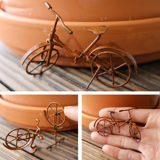 Pedal your way to good times with this ultra-realistic miniature rusty-looking bike! Perfect for dollhouse dioramas, this 1/12 scale accessory will take your little world to the next level. So rev up your engines and don't get left in the dust! (But don't worry, it's not actually rusty.)