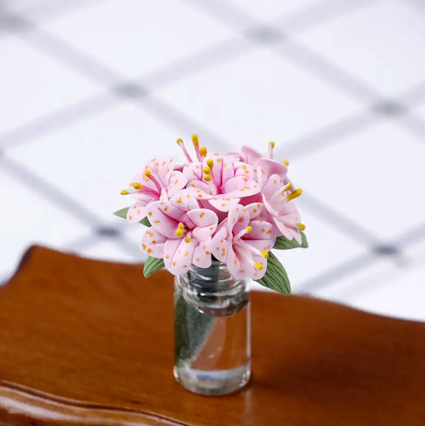 Pink-Lilies-in-Glass-Vase-on-table