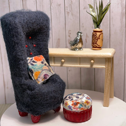 Dieser Sessel im Boho-Stil mit Kissen und Puff Puppenhausmöbel im Maßstab 1:24