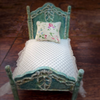 Französisch inspiriertes Miniaturbett, französisches Landhaus Miniatur, Schlafzimmerzubehör