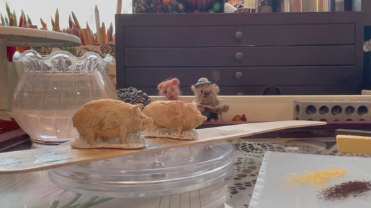 Hand-Sculpted Miniature Farmhouse Pig – 1:12 Scale Dollhouse Decor